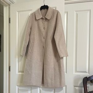 Elegant Cream Women's Coat. Jack Hafford. Cashmere.